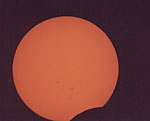 � Oliver Pollmann; Sofi vom 21.06.2001 in Lusaka (Airport/Sambia), Reiserefraktor 415 mm f/6.9 Sonnenprisma  + 2 Polfilter + Farbfilter Belichtungszeit immer 1/1.000 s - unterschiedliche Helligkeit durch verdrehen des Polfilter, Baader-Folie (ND = 4.5), Film: Fuji Superia 200 ASA